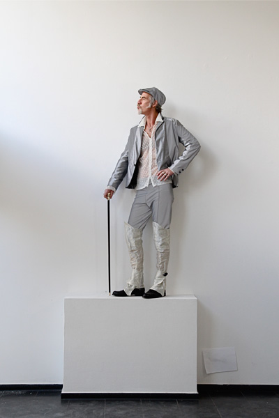 CIRCUS of FASHION Mode aus Berlin Kaska Hass AW 2014_15 Gala m Anzug Reflex Giant Foto Ron Gerlach